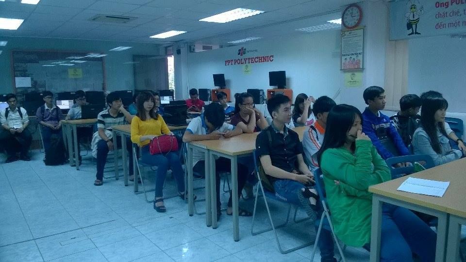 Các bạn sinh viên Cao đẳng thực hành FPT Polytechnic rất hứng thú và tập trung lắng nghe những chia sẻ từ cán bộ phòng Quan hệ doanh nghiệp về kỹ năng viết CV.