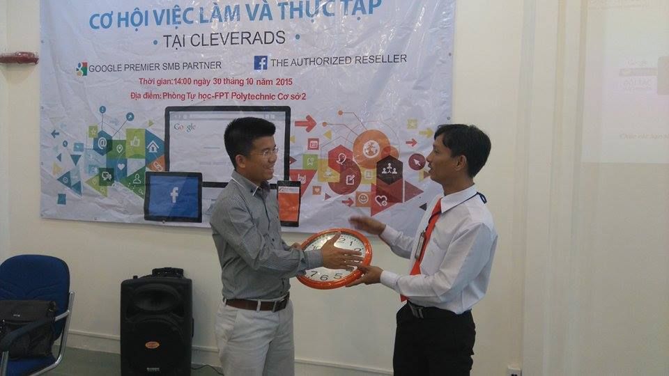 Thầy Đặng Thanh Bình - Phó Giám đốc cơ sở đào tạo thay mặt FPT Mạng cá cược bóng đá
 Hồ Chí Minh tặng quà cảm ơn doanh nghiệp.