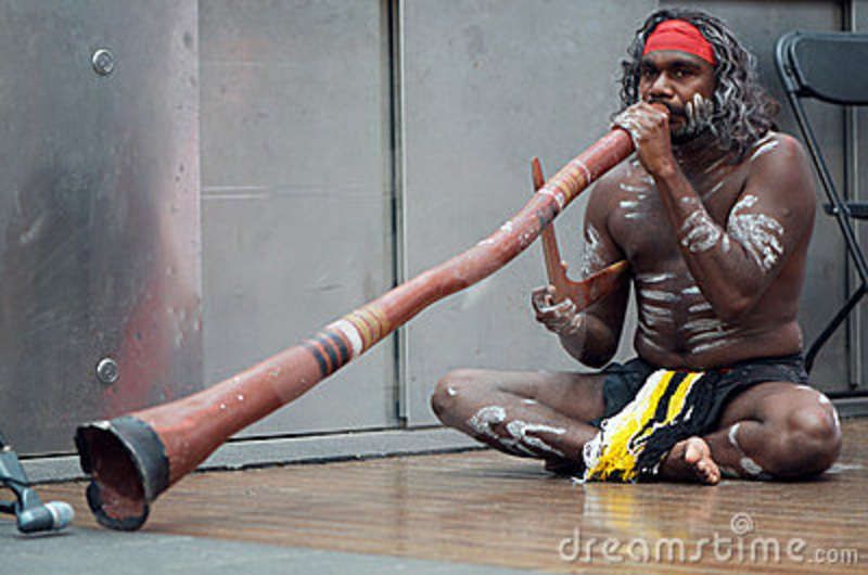 aboriginal-didgeridoo-player-23506155.jp